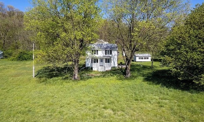 Singers Glen House | Charming 2-bedroom house farmhouse 15 minutes from downtown Harrisonburg & JMU