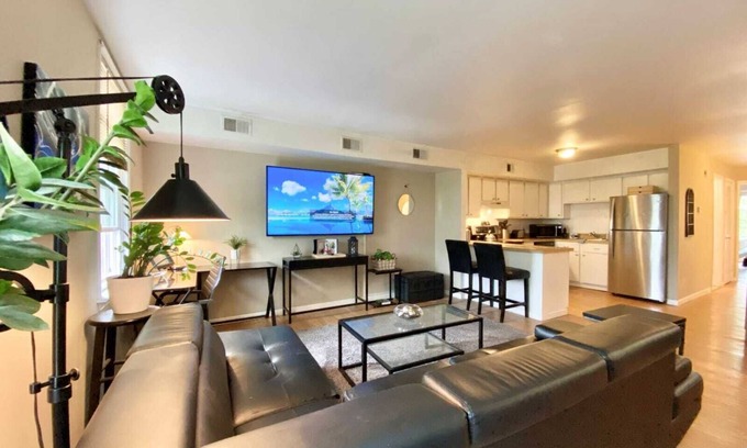 Ridley Park House | Charming 2-bedroom townhome with AC, Ridley Park near Boeing, Train, Philly