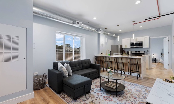 Westchester Apartment | Charming 2-bedroom apartment in fabulous Westchester with AC, WiFi