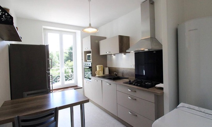 Saint-Gerons Cottage | Charming 2-BR Cottage near Lake with Wi-Fi, BBQ, Pet-Friendly