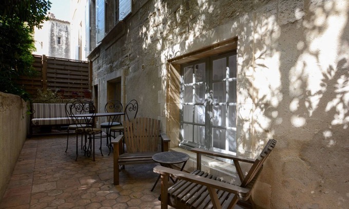Avignon City Centre Apartment | Charming 2-room apartment classified 3 *at the foot of the palace, quiet, wooded terrace