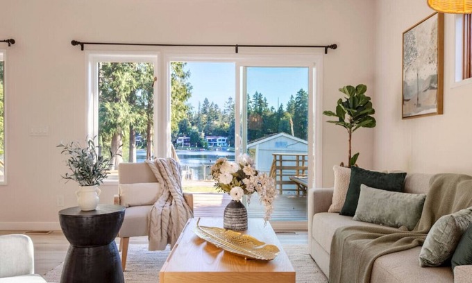 Maple Heights-Lake Desire House | Charming 2b2b with Lakefront View at Shady Lake