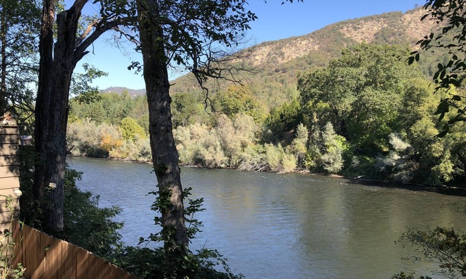 Grants Pass House | Charming 2bed/2bath home with covered deck right on the beautiful Rogue River