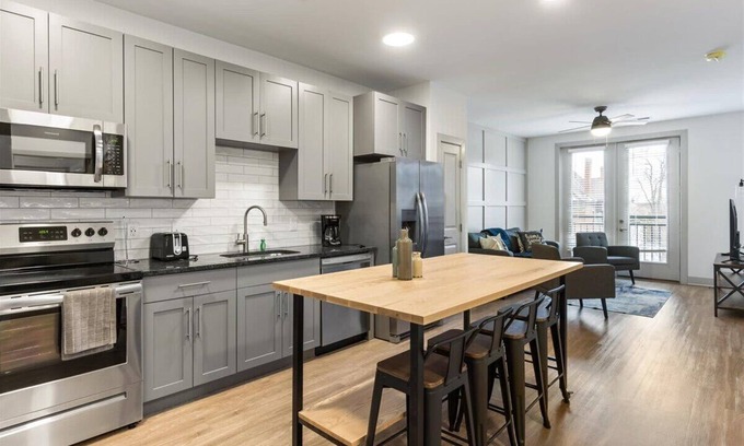 East Walnut HIlls Apartment | Charming 2BR/2BA Suites Near Downtown Cincinnati