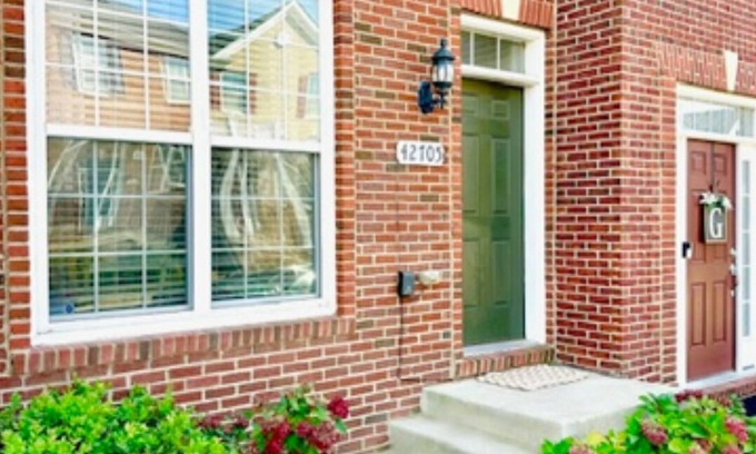 Ashburn House | Charming 3 bedroom, 3.5 bathroom Townhome In Ashburn, Virginia