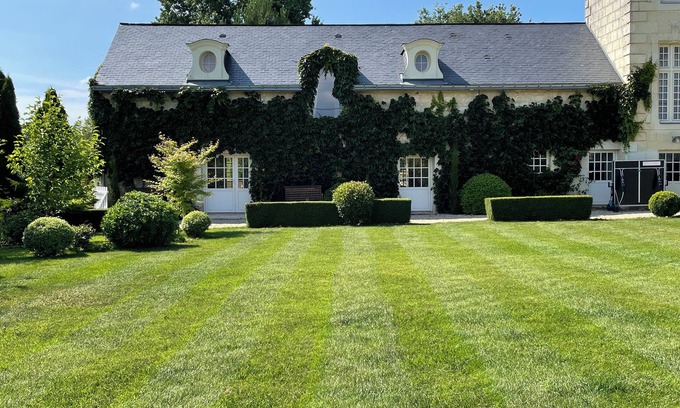 Allonnes House | Charming 3-bedroom Family Manor with AC and WiFi in Allonnes