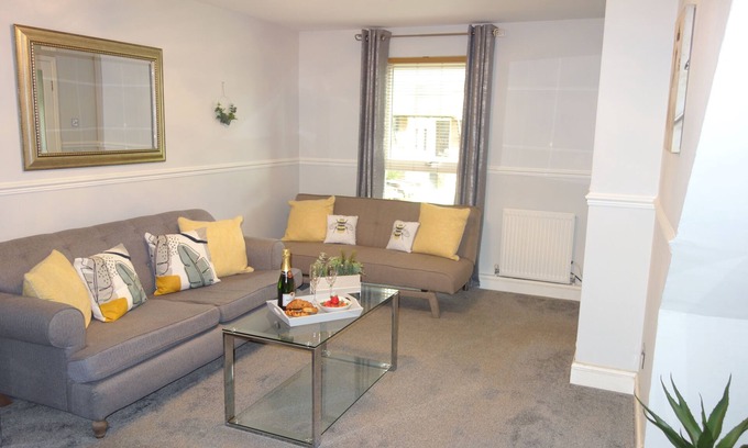 Chelmsford House | Charming 3 bedroom home with WIFI and parking