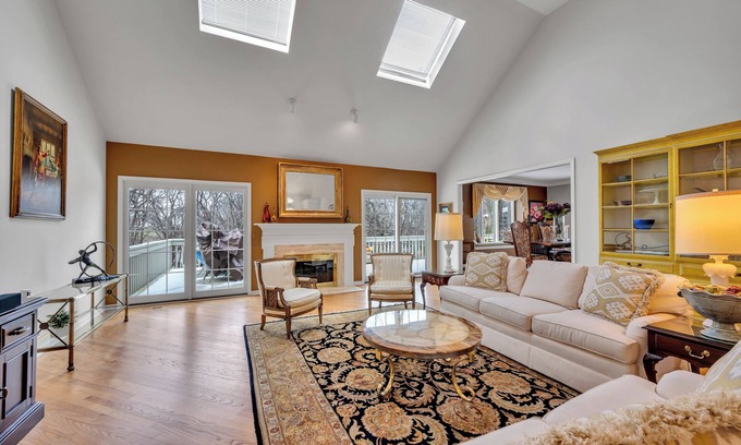 Fox Valley House | Charming 3-bedroom house in lovely Winfield, Illinois with WiFi, AC