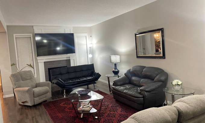 Northwest Calgary House | Charming 3-bedroom house in marvelous Calgary with WiFi, AC and Garage