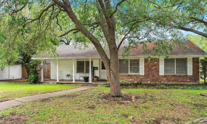 Willow Meadows/Willowbend Area House | Charming 3-bedroom house with WIFI and close NRG