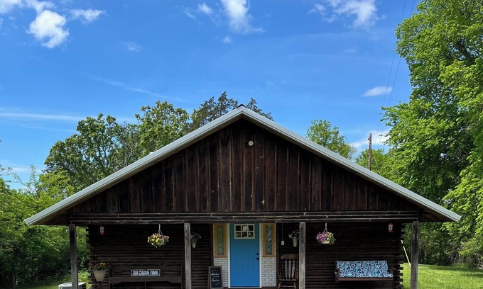 Powell Cabin | Charming 3-bedroom log cabin in beautiful country setting near Bella Vista Ar