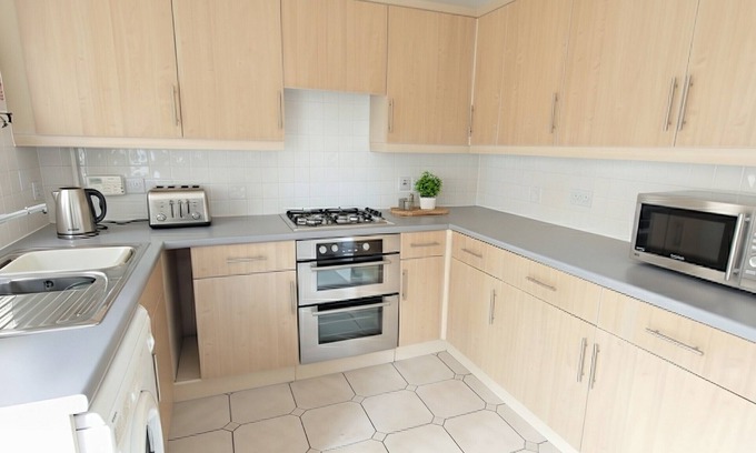 Stoke Gifford House | Charming 4-Bedroom Retreat in Stoke Gifford