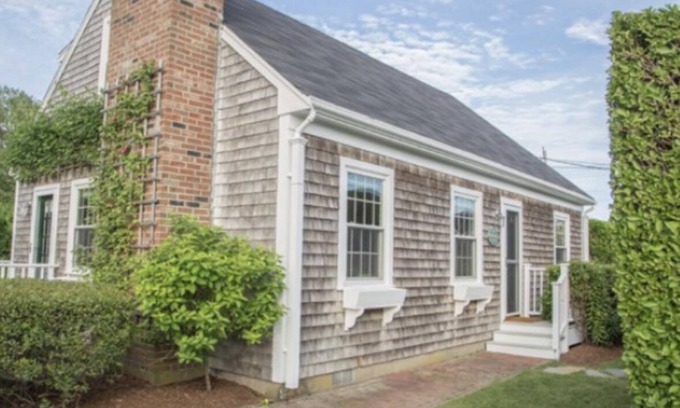 Brant Point Cottage | Charming 4-bedroom and 2 Full Bath cottage in Brant Point location with WiFi, AC