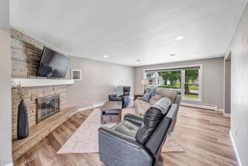 Ashwaubenon House | Charming 4-Bedroom Home Short Walk to Lambeau