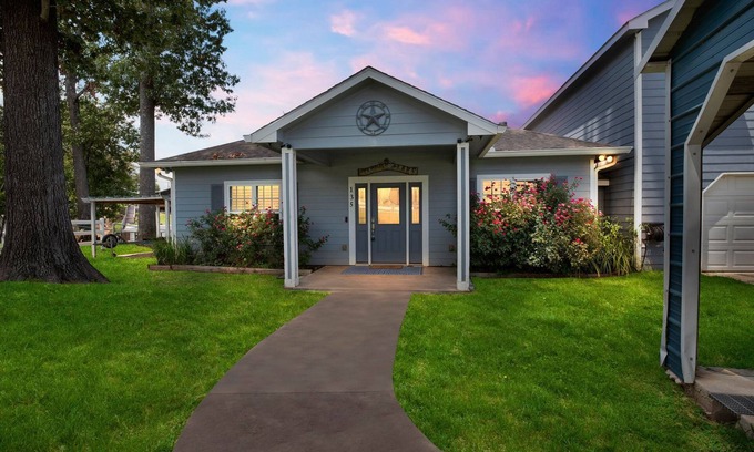 Oakhurst House | Charming 5- bedroom home with WiFi on beautiful Lake Livingston