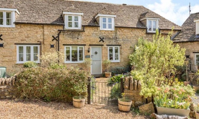 Wansford Cottage | Charming and modern 3 bed cottage in Wansford