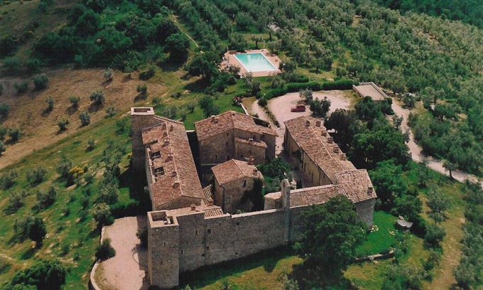 Monte Vibiano Vecchio House | Charming apartment in the medieval village Montelagello with garden and pool