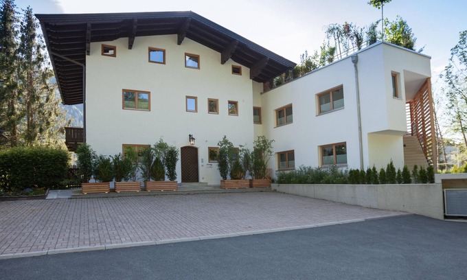 Kitzbuehel Apartment | Charming apartment with a terrace and a garden