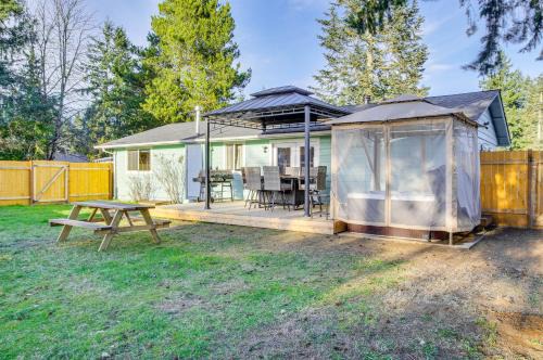 Arlington House | Charming Arlington Home with Hot Tub and Fenced Yard!