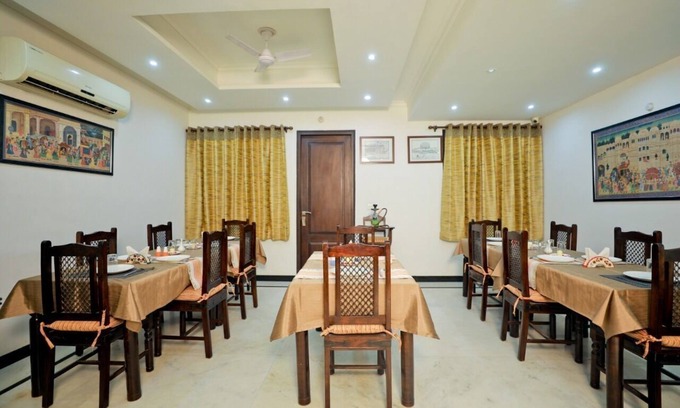 Basai House | Charming B&B with WiFi and AC in Wise Villa Agra 6