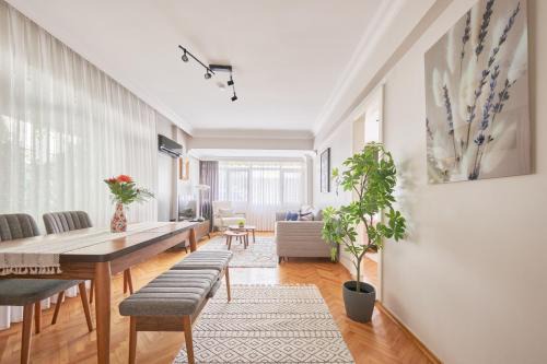 Fenerbahce Apartment | Charming Bagdat Avenue Hideaway, Near Marina