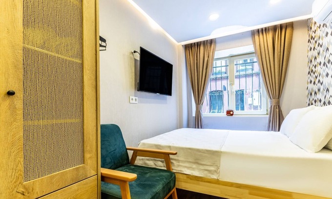 Balat Apartment | Charming Balat Haven | Idyllic Location in Balat