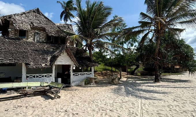 Tiwi Cottage | Charming beach-front cottage in Tiwi for easy-going friends with AC and WiFi