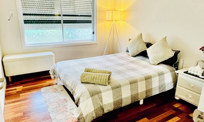 St. Albans Apartment | Charming bedroom in Saint Albans with WiFi Shared bathroom