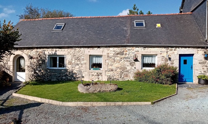 Bourbriac House | Charming Breton farmhouse. Hiking, beach 30 minutes away. Ideal for families.