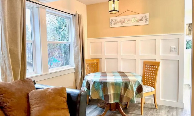 Vida Cabin | Charming cabin with river access & AC in Blue River - perfect for a getaway