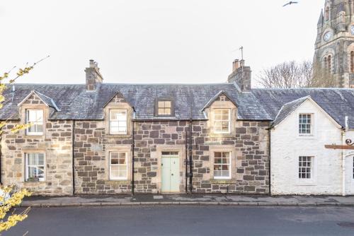Comrie House | Charming Cardoon Cottage in beautiful village