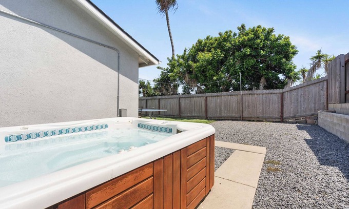 Vista House | Charming Chill House with Jacuzzi!