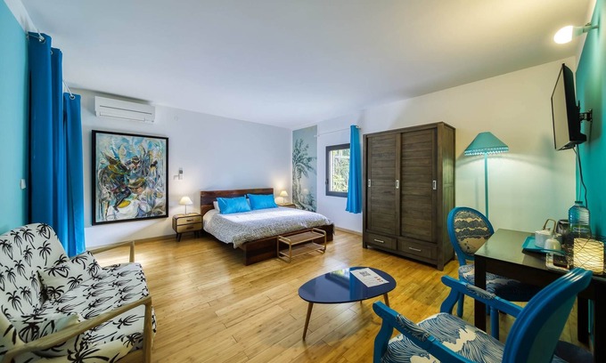 Saint-Andre Apartment | Charming, comfortable blue room, peaceful setting in a large garden, swimming pool, jacuzzi.