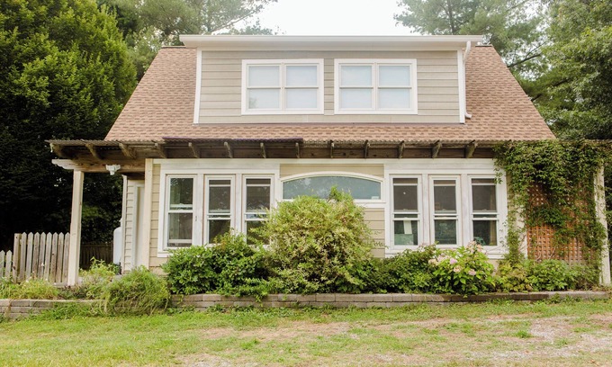 Purcellville Cottage | Charming Cottage in Purcellville on 12 Gorgeous Acres with 2 Acre Stocked Pond