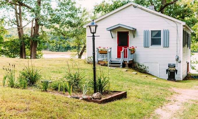 Hubbardton Cottage | Charming cottage located on peaceful Lake Bomoseen