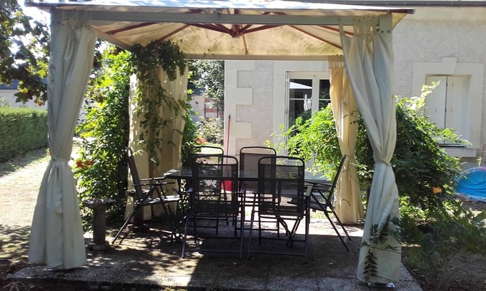 Meusnes Cottage | Charming Cottage: Scenic Park, Near Zoo, Ideal for Families, Wine Onsite