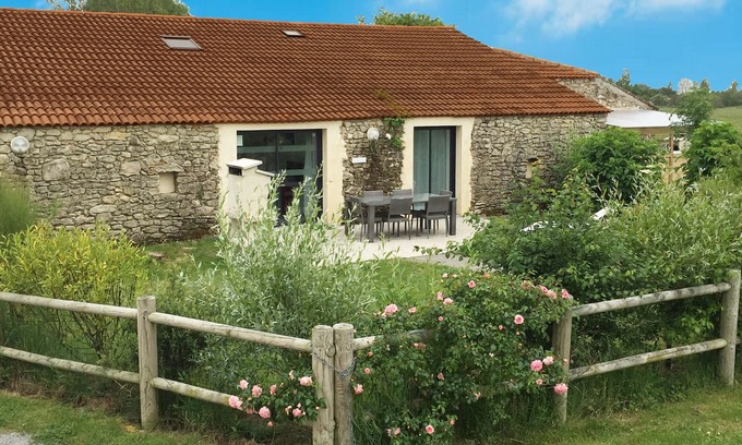 Soullans Cottage | Charming Cottage with Private Spa, Heated Pool, and Fishing Dock, Ideal for Families and Pets