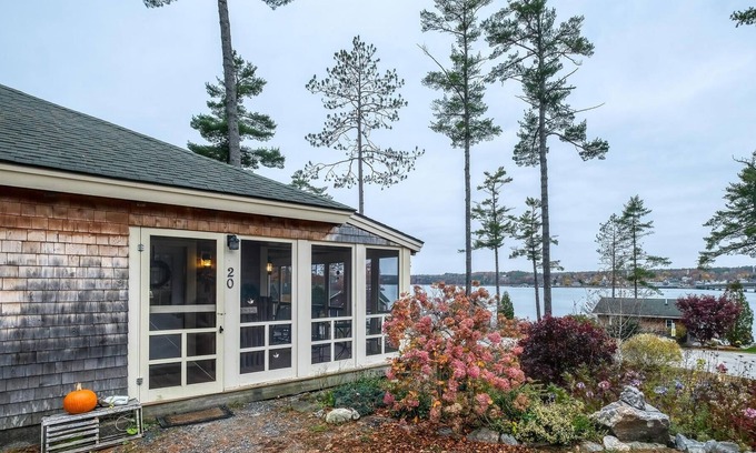 Edgecomb Cottage | Charming Cottage With Water View