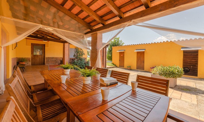 Pujals dels Cavallers Cottage | Charming country house in the countryside with large garden and pool