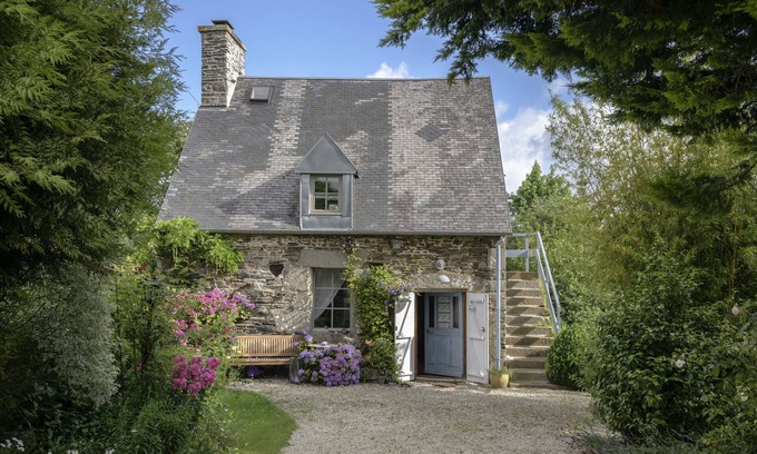 Le Mesnil-Tove Cottage | Charming detached country house with large garden, dogs welcome