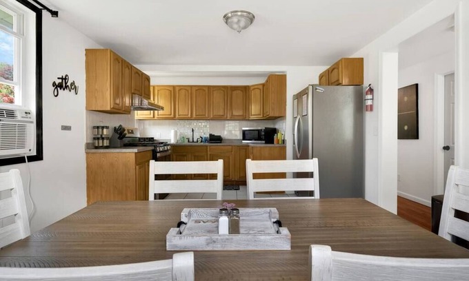 Westside Norwich House | Charming Duplex|4Min to Mohegan|18Min to Foxwoods