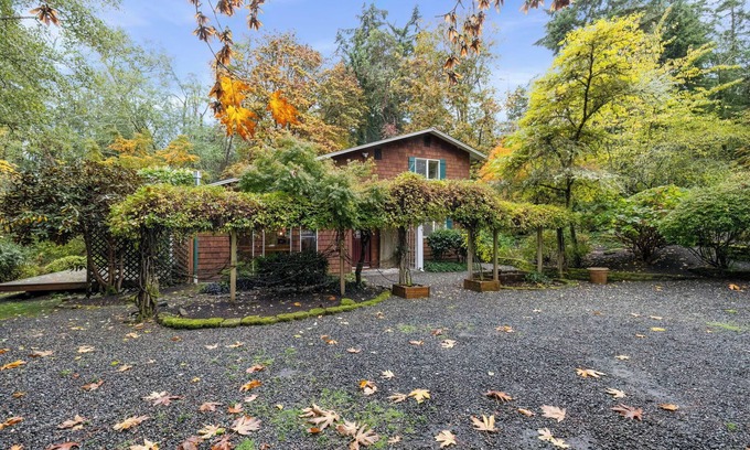 Rollingbay House | Charming English Cottage Retreat Near Fay Bainbridge Park – Sleeps 6