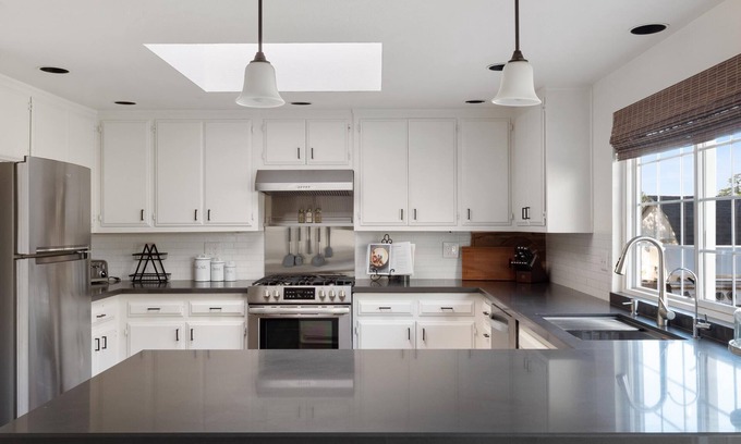 Vista House | Charming Estate near BEACHES, ZOO, LEGOLAND, WEDDING VENUES, WINERIES…