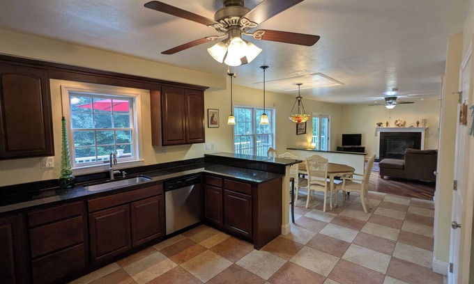 Dellslow House | Charming, family-sized house in private neighborhood. 5 mins drive to downtown!