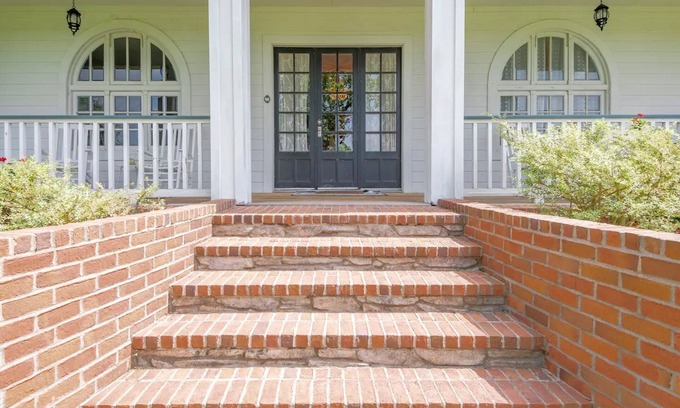 Crockett House | Charming Farmhouse on 11 acres