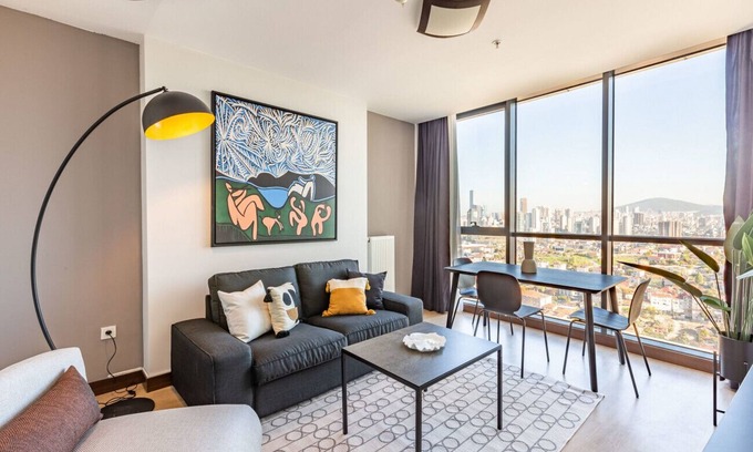 Atasehir Apartment | Charming Flat with Gorgeous City View in Atasehir