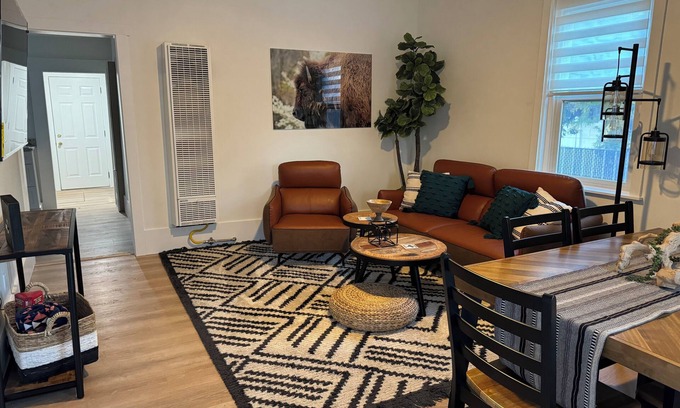 Evanston House | Charming fully remodeled 2-bedroom house with WiFi in Evanston