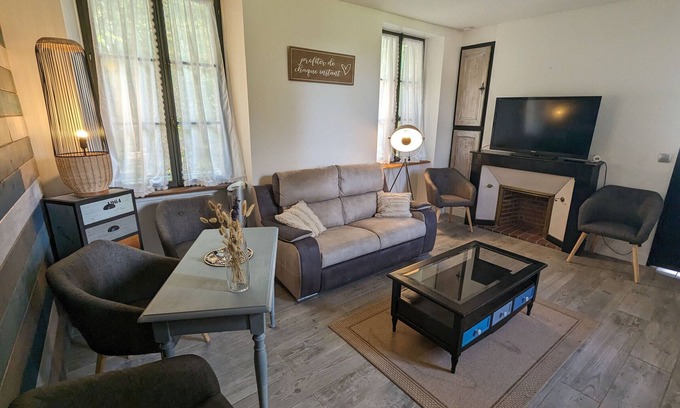 Chateau-Renard Cottage | Charming Gîte in Medieval Town with Private Garden and Nearby Historic Sites