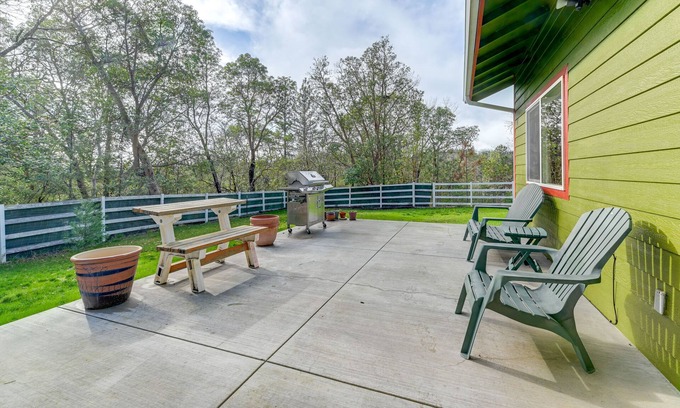 Grants Pass Cottage | Charming Grants Pass Cottage w/Patio & Gas Grill!