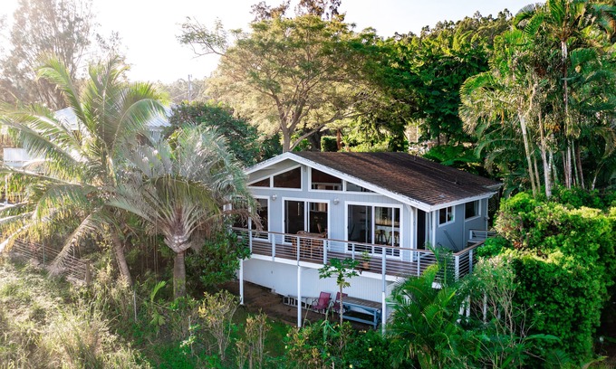 Kukuihaele House | Charming home with balcony, washer/dryer & free WiFi – stunning ocean views